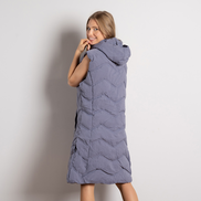 Лилаво дамско ватирано елече с махаща се качулка и декоративни копчета отстрани – стилен и практичен модел за студените дни