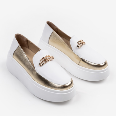 Бели дамски обувки със златни детайли на платформа от естествена кожа с метална апликация –ежедневен комфорт