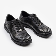 Черни дамски ежедневни обувки от естествена кожа със сребрист оттенък, релефна подметка и златиста катарама