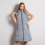 Синьо дамско ватирано елече с махаща се качулка – удобно и леко, идеално за дълги разходки и ежедневен комфорт