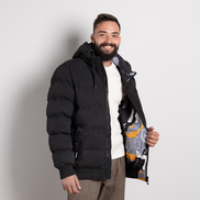 Черно мъжко ватирано яке с качулка и контрастна вътрешна подплата в шарка – практично, модерно и топло за зимата