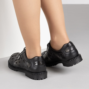 Черни дамски ежедневни обувки от естествена кожа със сребрист оттенък, релефна подметка и златиста катарама