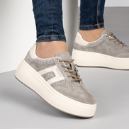 Сиви дамски кецове от естествена кожа с декоративна перфорация, бежов акцент и олекотена модерна подметка