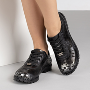 Черни дамски ежедневни обувки от естествена кожа със сребрист оттенък, релефна подметка и златиста катарама