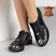 Черни дамски ежедневни обувки от естествена кожа със сребрист оттенък, релефна подметка и златиста катарама