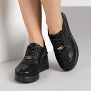 Модерни черни дамски обувки от естествена кожа с лъскава орнаментална текстура и олекотена платформа