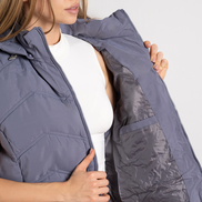 Лилаво дамско ватирано елече с махаща се качулка и декоративни копчета отстрани – стилен и практичен модел за студените дни