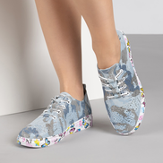 Сини дамски ежедневни обувки от естествена кожа с фина перфорация и декоративна подметка с принт пеперуди