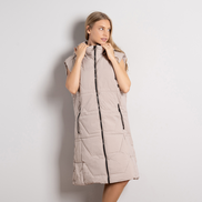 Бежово дамско ватирано елече с махаща се качулка – удобно и леко, идеално за дълги разходки и ежедневен комфорт