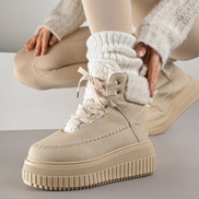 Тъмно бежови дамски боти с топъл хастар и стабилна подметка – удобни, модерни и идеални за есента и зимата