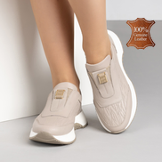 Тъмнобежови дамски маратонки от естествена кожа със стабилна подметка и елегантна метална декорация