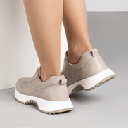 Тъмнобежови дамски маратонки от естествена кожа със стабилна подметка и елегантна метална декорация