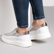 Бели дамски обувки от естествена кожа с модерна апликация от кожа на олекотено ходило с шита подметка с цип