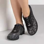 Черни дамски ежедневни обувки от естествена кожа с кафяви оттенъци, релефна подметка и златиста катарама