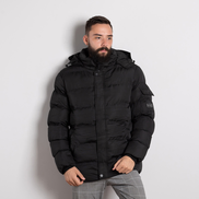 Черно мъжко ватирано яке с джоб на ръкава – модерно, удобно и практично решение за ежедневни зимни разходки