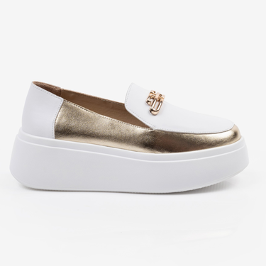 Бели дамски обувки със златни детайли на платформа от естествена кожа с метална апликация –ежедневен комфорт
