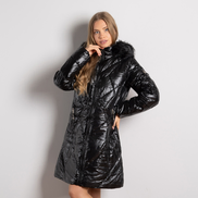 Черно дамско ватирано шушляково яке с махаща се качулка, модерен дизайн и декоративни ципчета – стилен и топъл модел за сезона