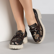 Дамски обувки от естествена кожа в кафяв цвят с декоративен принт, метален акцент и олекотена подметка