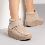 Бежови дамски боти от естествен велур с Walkmaxx подметка и велкро