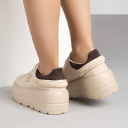 Бежови дамски велурени кецове с лека платформа и елегантен златист детайл