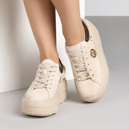 Бежови дамски велурени кецове с лека платформа и елегантен златист детайл