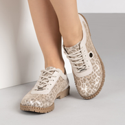 Бежови дамски ежедневни обувки от естествена кожа с релефна подметка и златиста катарама