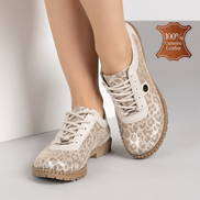 Бежови дамски ежедневни обувки от естествена кожа с релефна подметка и златиста катарама