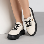 Бежови дамски кецове от естествена кожа с украса на пчела на олекотена подметка