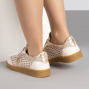 Бежови дамски кецове от естествена кожа със златист акцент