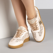 Бежови дамски кецове от естествена кожа със златист акцент