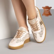 Бежови дамски кецове от естествена кожа със златист акцент