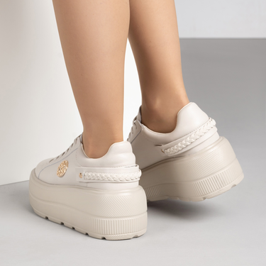 Бежови дамски кожени кецове с олекотена платформа и елегантен златист детайл