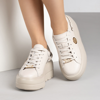 Бежови дамски кожени кецове с олекотена платформа и елегантен златист детайл