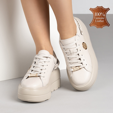 Бежови дамски кожени кецове с олекотена платформа и елегантен златист детайл