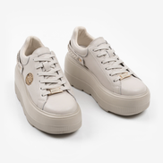 Бежови дамски кожени кецове с олекотена платформа и елегантен златист детайл