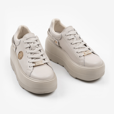 Бежови дамски кожени кецове с олекотена платформа и елегантен златист детайл