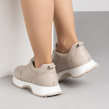 Бежови дамски маратонки от естествена кожа с масивна подметка