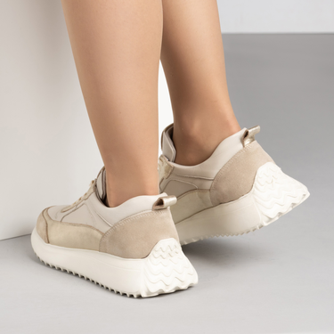 Бежови дамски маратонки от естествена кожа със златисти орнаменти и олекотена подметка