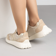 Бежови дамски маратонки от естествена кожа със златисто-кафяви детайли и комфортна подметка