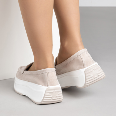 Бежови дамски мокасини от естествен велур на платформа