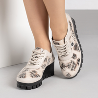 Бежови дамски обувки от естествена кожа с артистичен принт и олекотена подметка