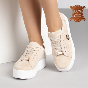 Бежови дамски обувки от естествена кожа с бяла подметка и метална декорация