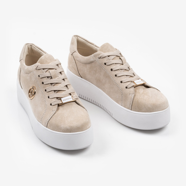 Бежови дамски обувки от естествена кожа с бяла подметка и метална декорация