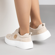 Бежови дамски обувки от естествена кожа с олекотена подметка и златиста катарама