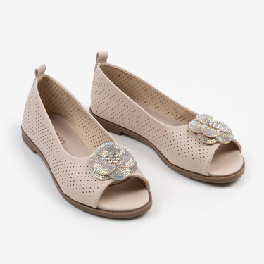Бежови дамски обувки с елегантна апликация – стил и комфорт