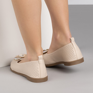 Бежови дамски обувки с елегантна апликация – стил и комфорт