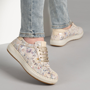 Бежови дамски спортни обувки от естествена кожа и ортопедична шита подметка за ходене