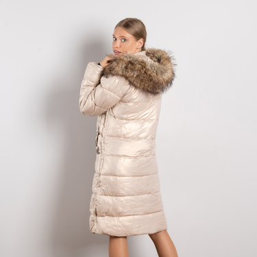 Бежово дамско дълго зимно яке с махаща се качулка и декоративен пух М–3XL