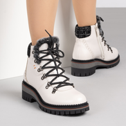 Бели дамски боти – стилни и уютни, с пух и здрава подметка за сигурна стъпка в студените дни