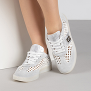 Бели дамски кецове от естествен велур със сребристи акценти и модерна визия